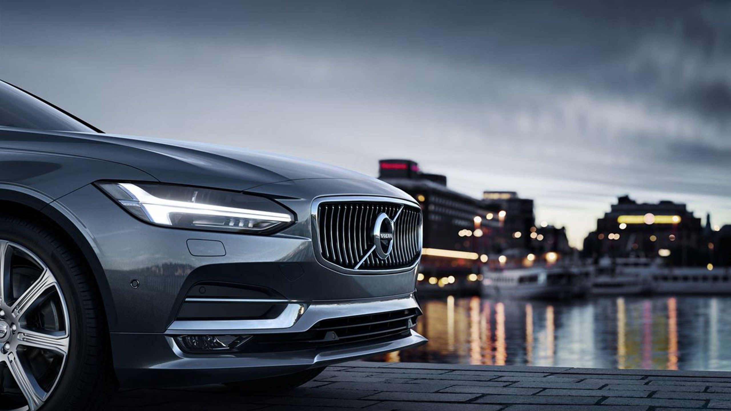 Volvo sedanın ön ızgarası, amblemi ve Thor farları